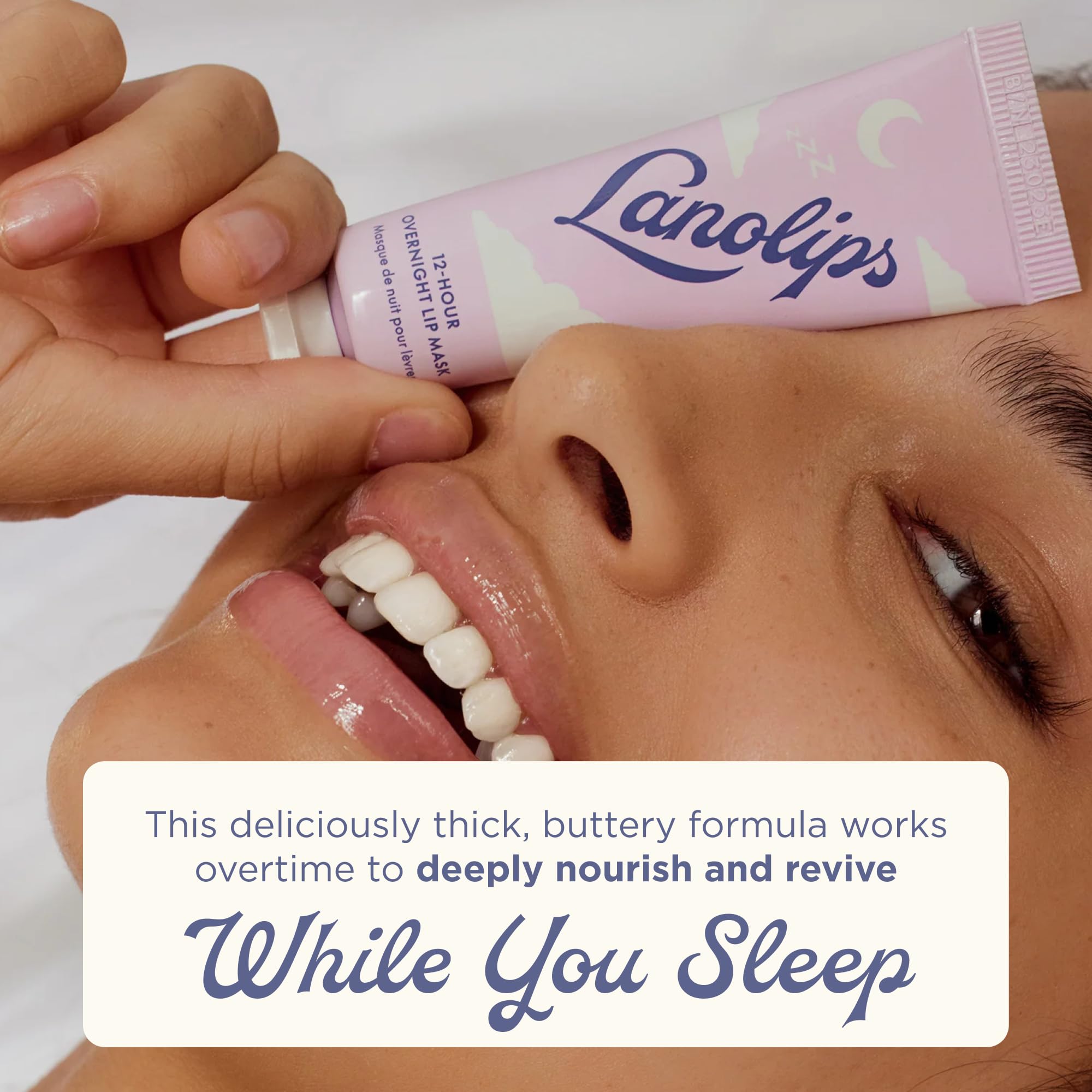 Lanolips aplicación en labios por la noche para reparación mientras duermes