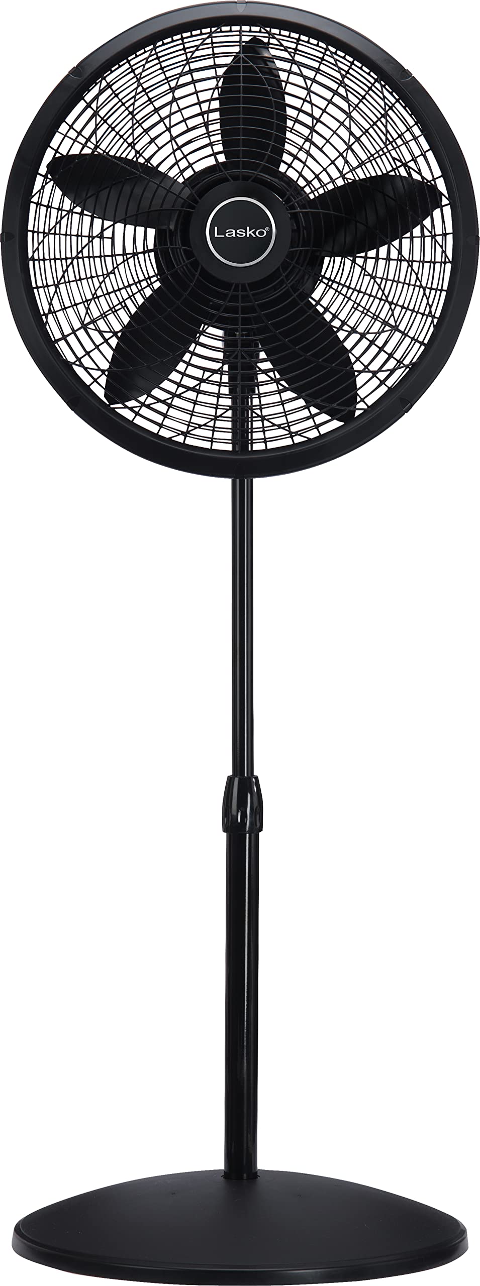 Lasko ventilador junto a silla para comparar escala y cobertura