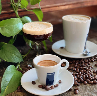 Lavazza ambiente de cocina con bolsa y taza, sugiere uso diario y estilo de vida