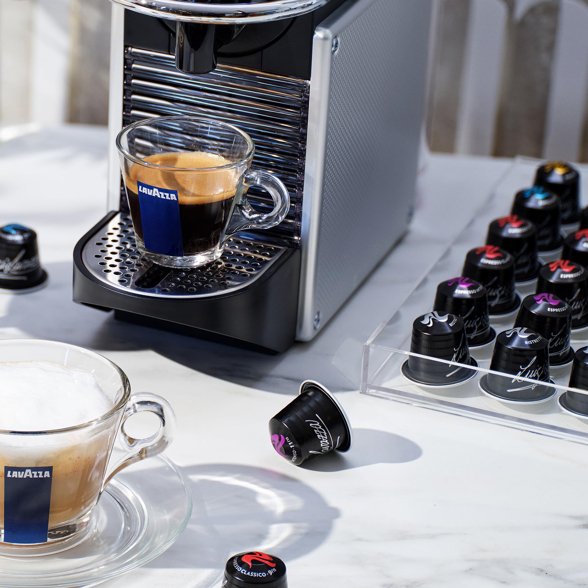 Lavazza cápsula insertada en máquina Nespresso Original para extracción consistente