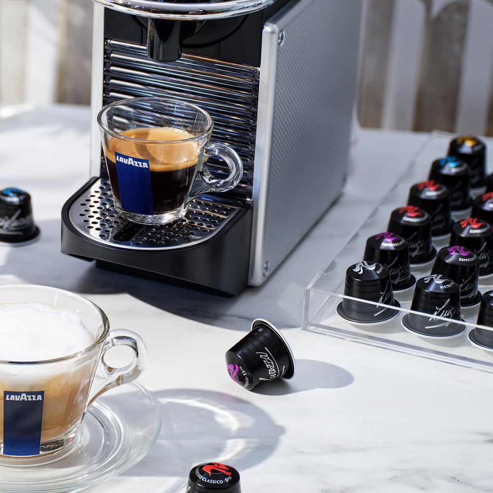 Lavazza cápsula insertada en máquina Nespresso Original para extracción consistente