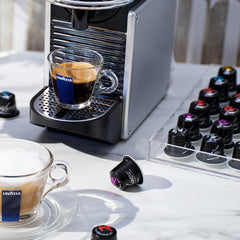 Lavazza cápsula insertada en máquina Nespresso Original para extracción consistente