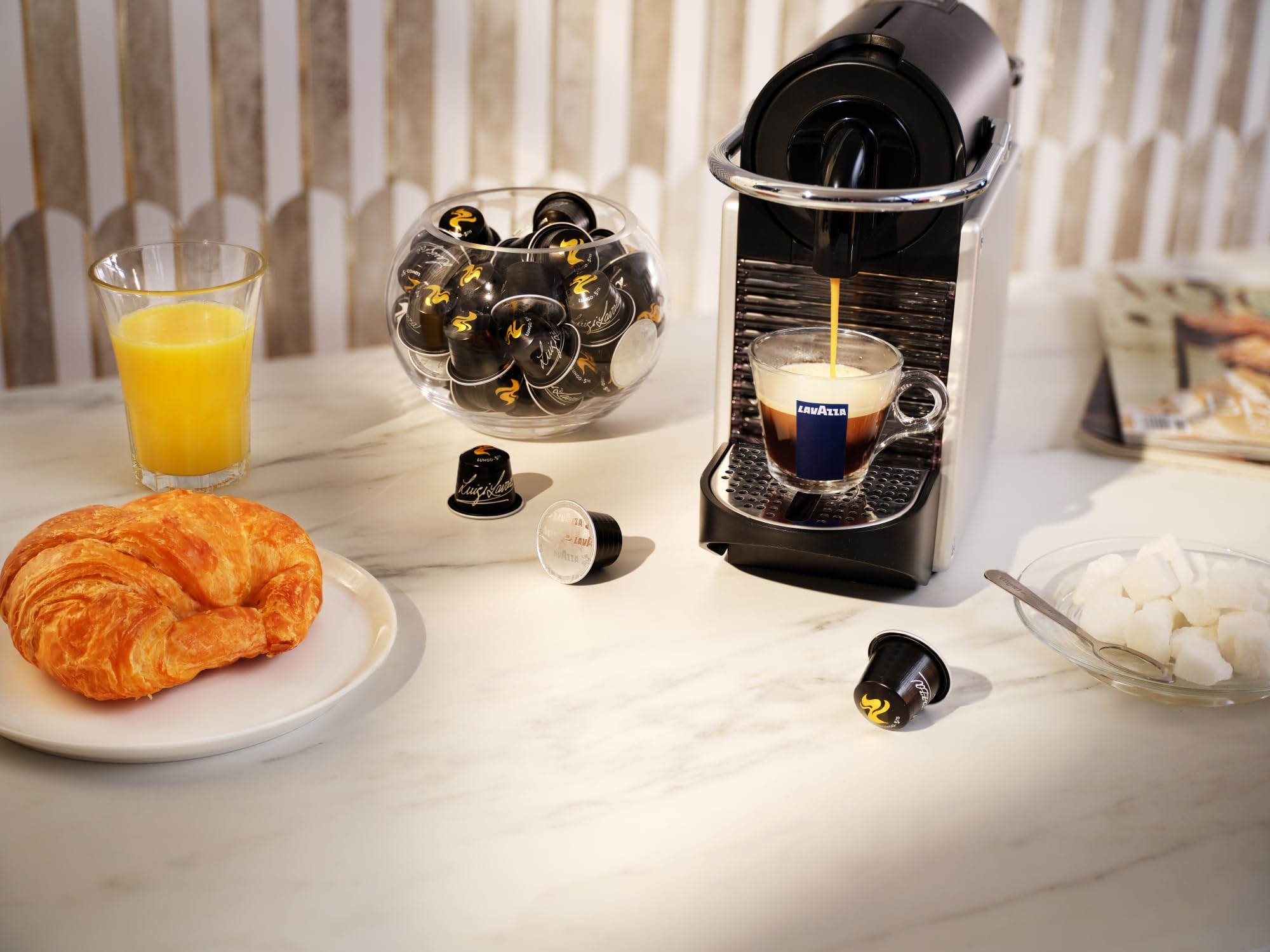 Lavazza cápsula siendo insertada en máquina Nespresso Original para compatibilidad