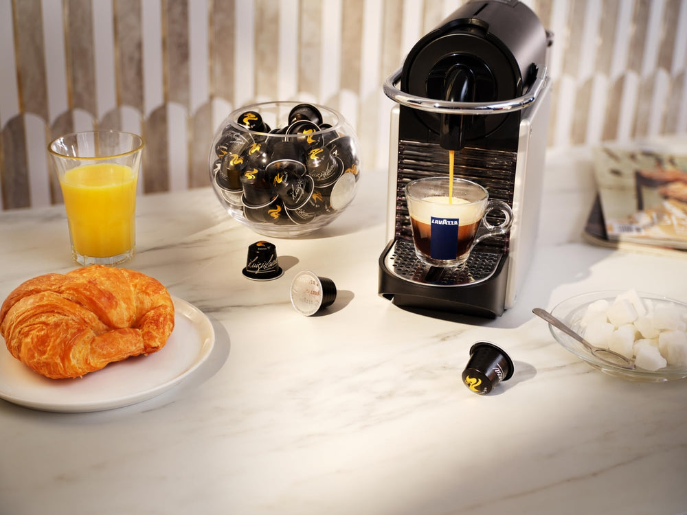 Lavazza cápsula siendo insertada en máquina Nespresso Original para compatibilidad