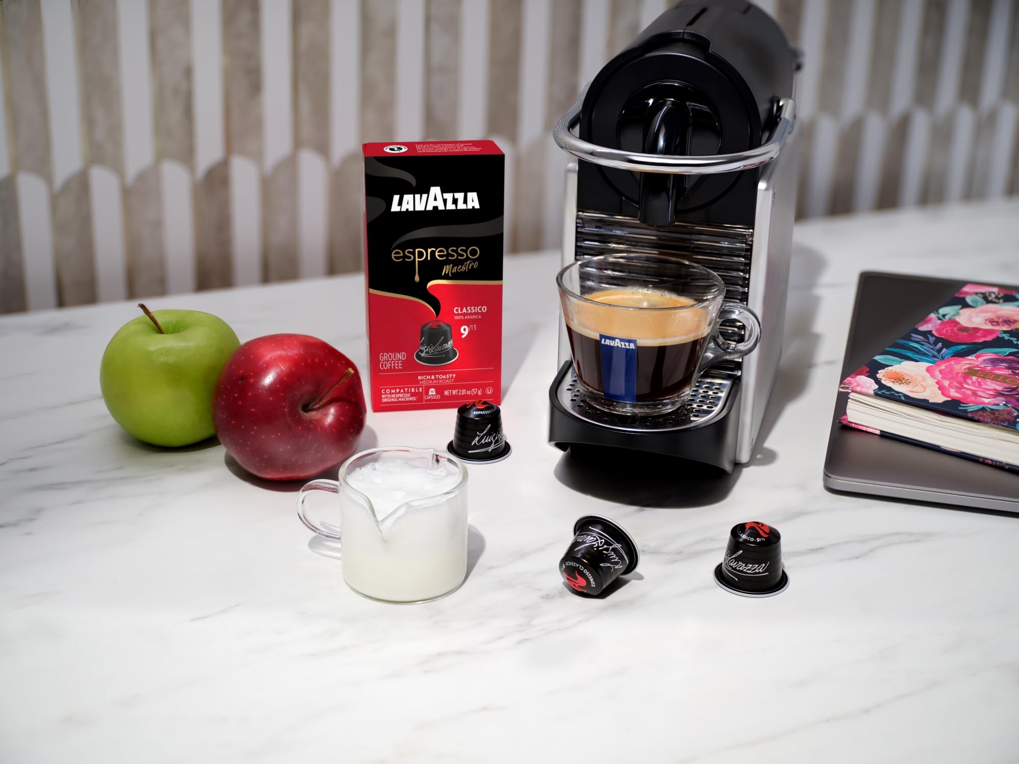 Lavazza granos y biscotti representando las notas aromáticas del café