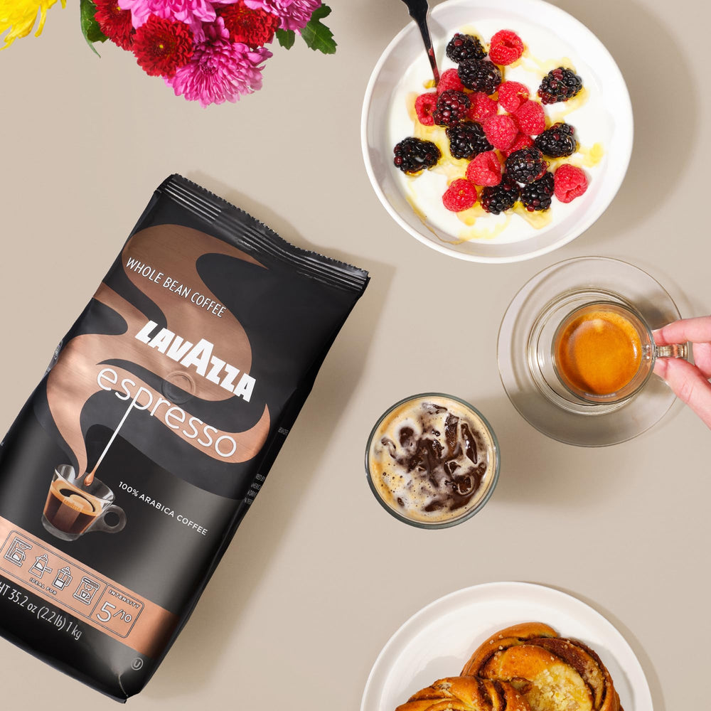 Lavazza bolsa abierta con granos, señalando conservación y volumen