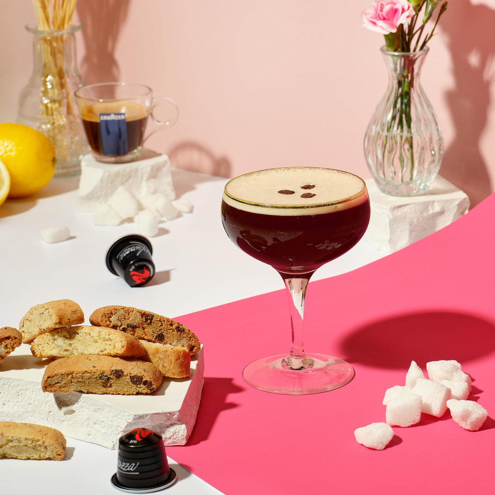 Lavazza taza de espresso clásico preparada con cápsula ofreciendo crema y sabor
