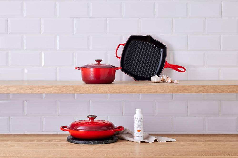 Uso del limpiador Le Creuset en una olla esmaltada, elimina manchas eficazmente
