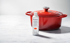 Detalle de la textura del limpiador Le Creuset en la boquilla, aplicación controlada