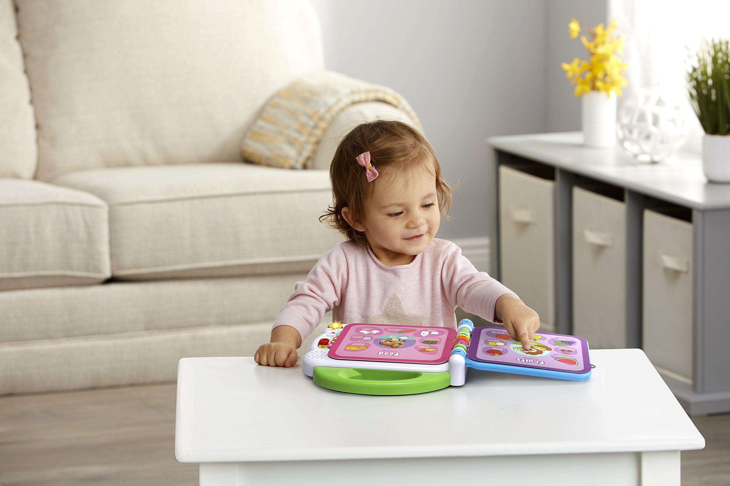LeapFrog tamaño del libro junto a una taza para referencia clara