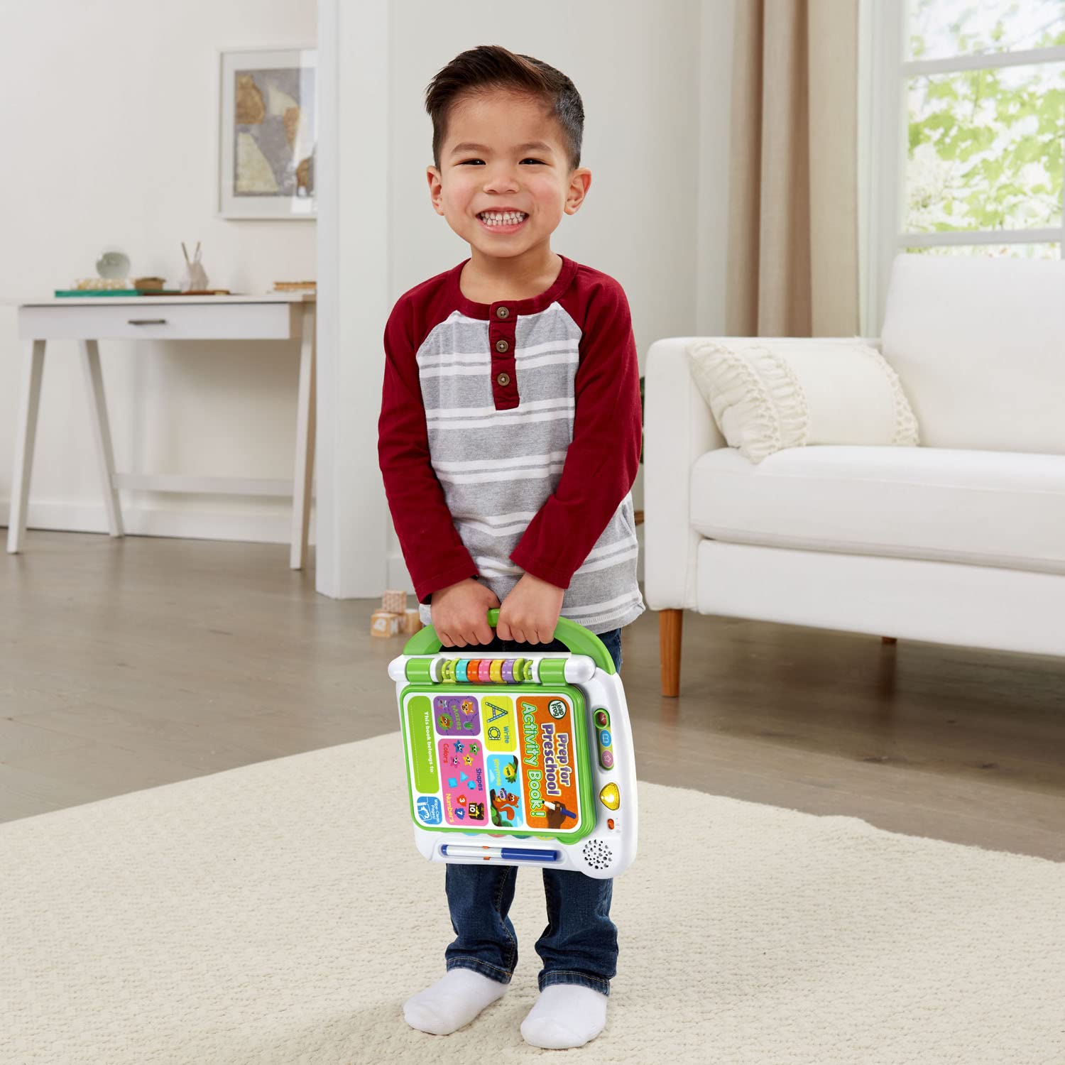 LeapFrog libro abierto en mesa familiar promoviendo juego educativo en casa