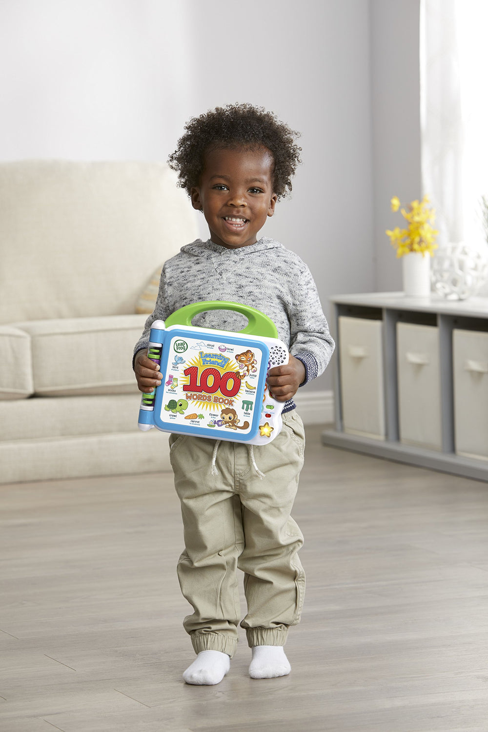 LeapFrog niño sosteniendo el libro favoreciendo la motricidad fina