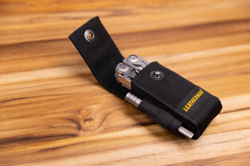 Leatherman primer plano del acabado metálico resistente y textura