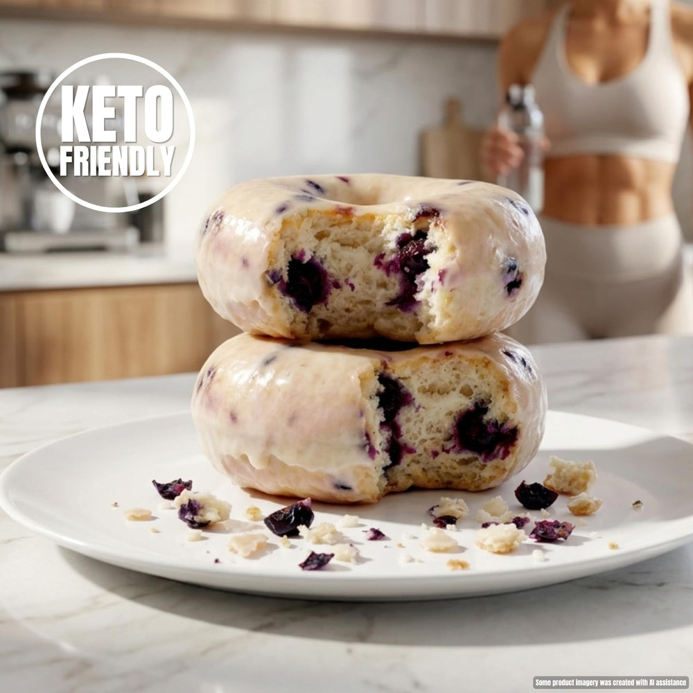 Legendary Foods donut servido en plato con café para un desayuno equilibrado