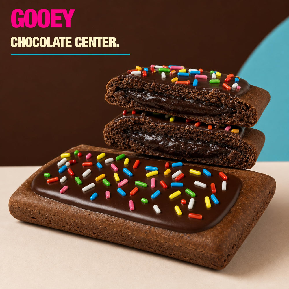 Legendary Foods pastelito en mano para comparar tamaño y porción