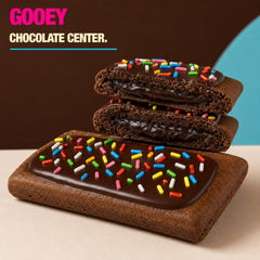 Legendary Foods pastelito en mano para comparar tamaño y porción