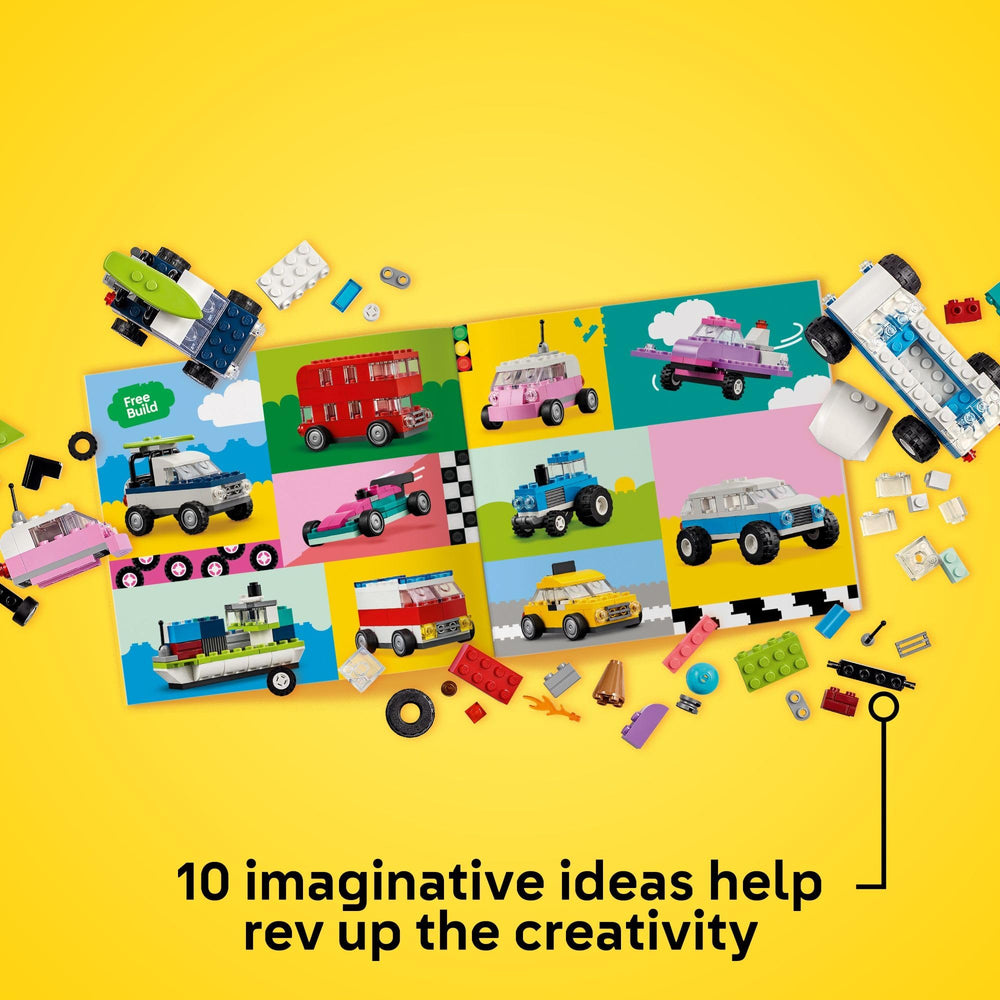 LEGO niño jugando con vehículos montados, fomentando habilidades manuales y creatividad