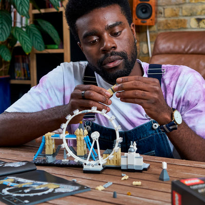 LEGO Architecture primer plano del Tower Bridge que muestra detalle realista