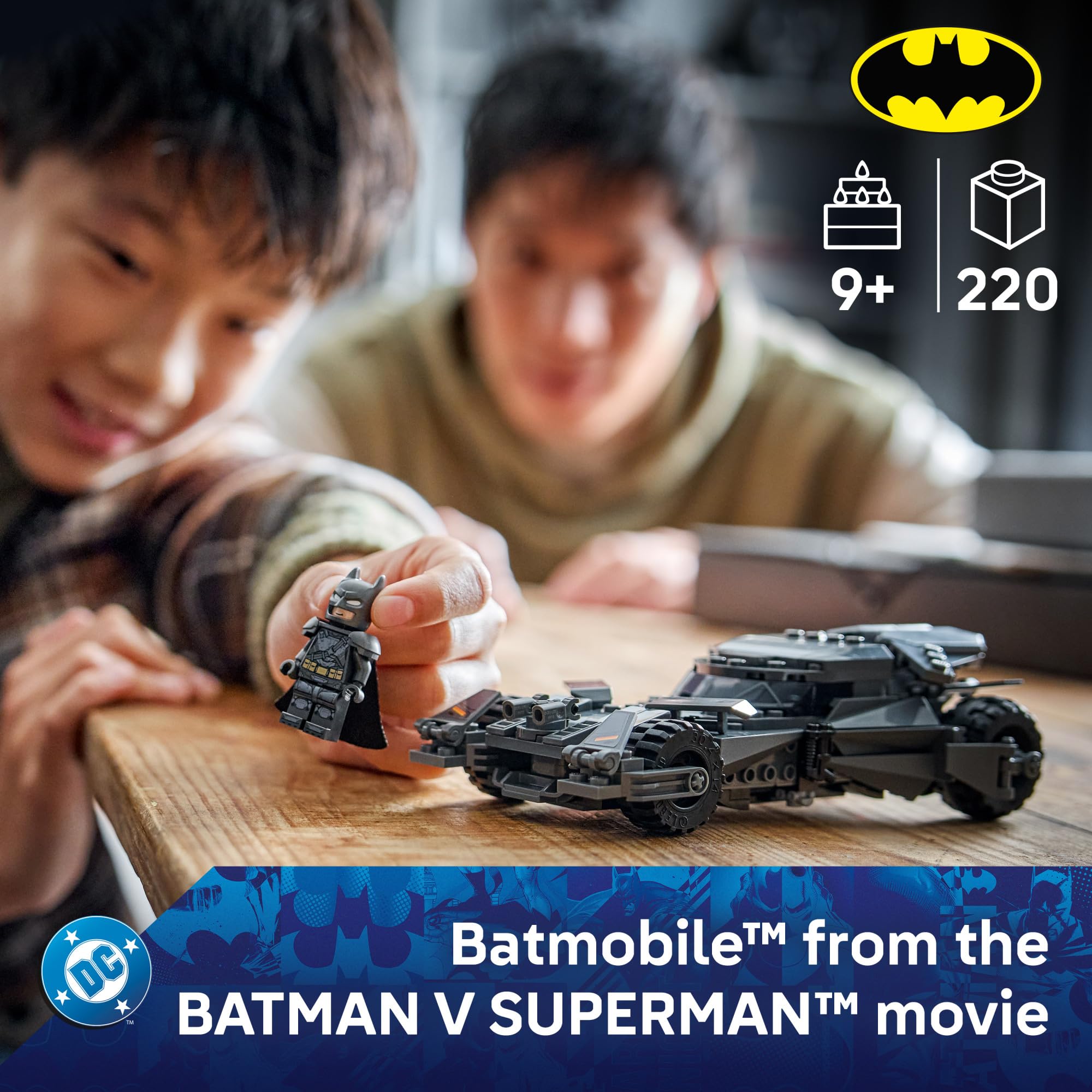 LEGO Batmobile detalle lateral que muestra líneas de carrocería realistas