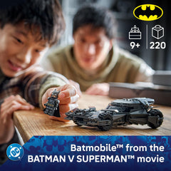 LEGO Batmobile detalle lateral que muestra líneas de carrocería realistas