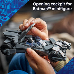 LEGO minifigura Batman blindado con capa textil para escenas de acción
