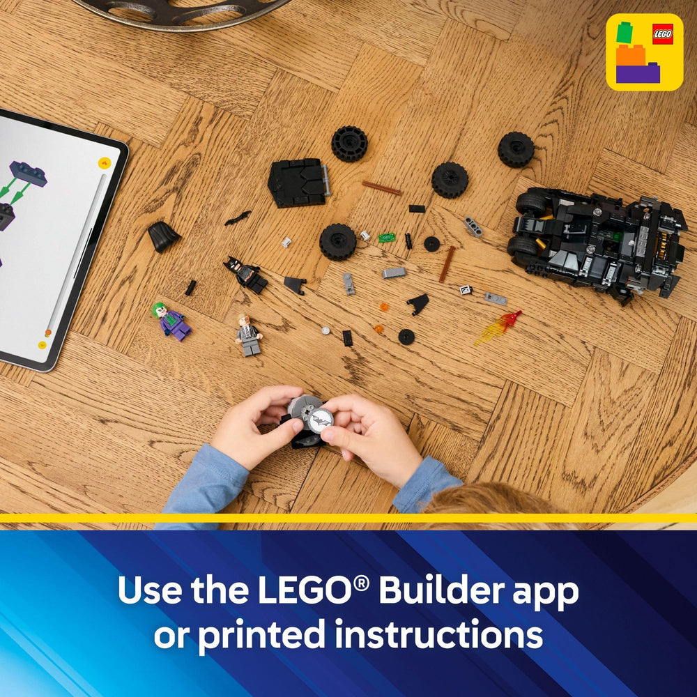 LEGO Batmobile en uso con niño jugando, fomenta imaginación y construcción