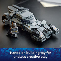 LEGO Batmobile cockpit abierto con moneda dorada integrada y accesibilidad