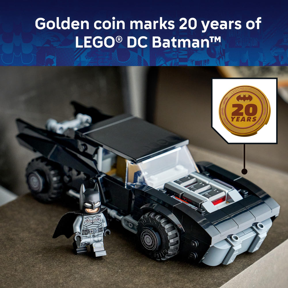 LEGO Batmobile en escena de juego simulando persecución y diversión creativa