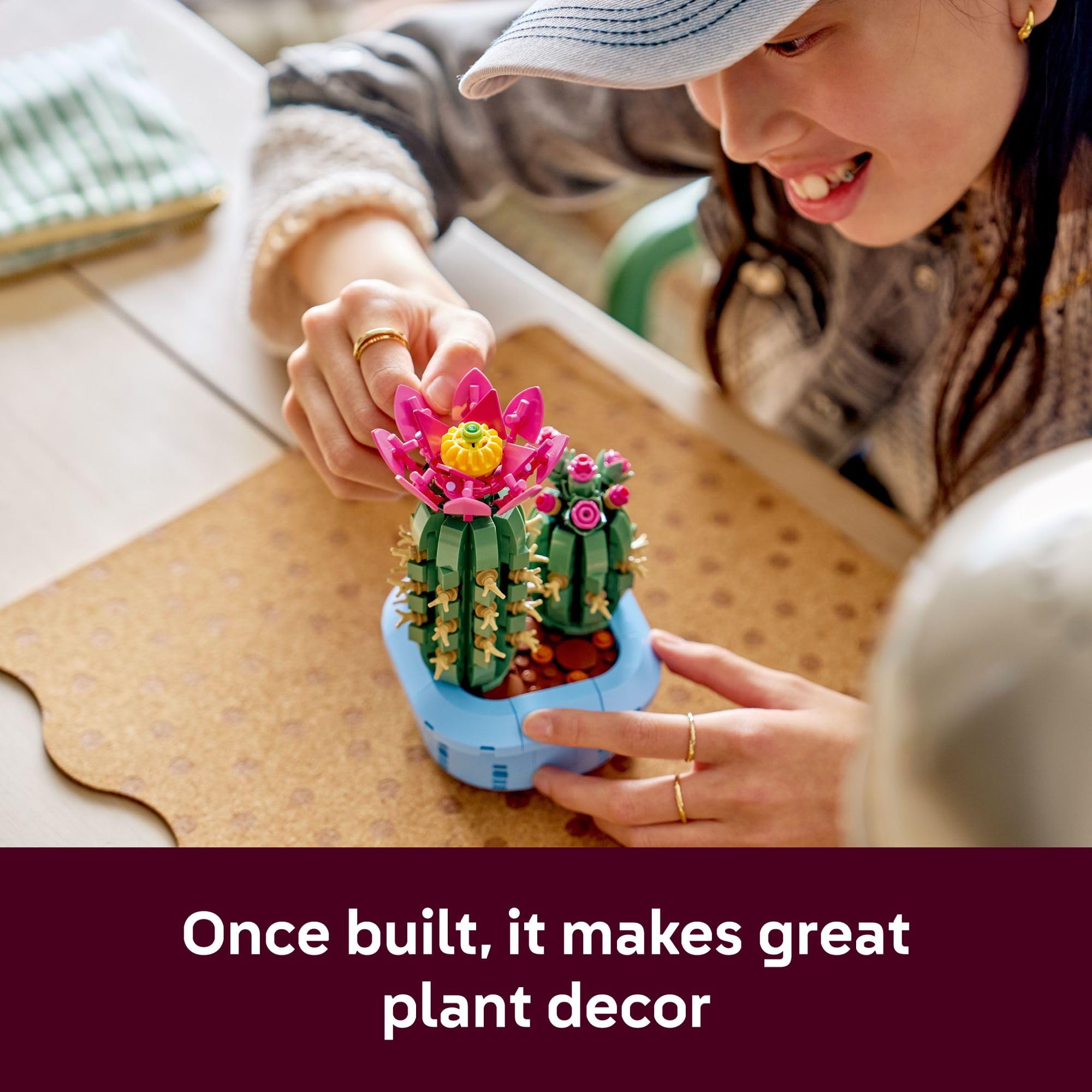 LEGO Botanicals cactus exhibido en una habitación, aporta decoración sin mantenimiento
