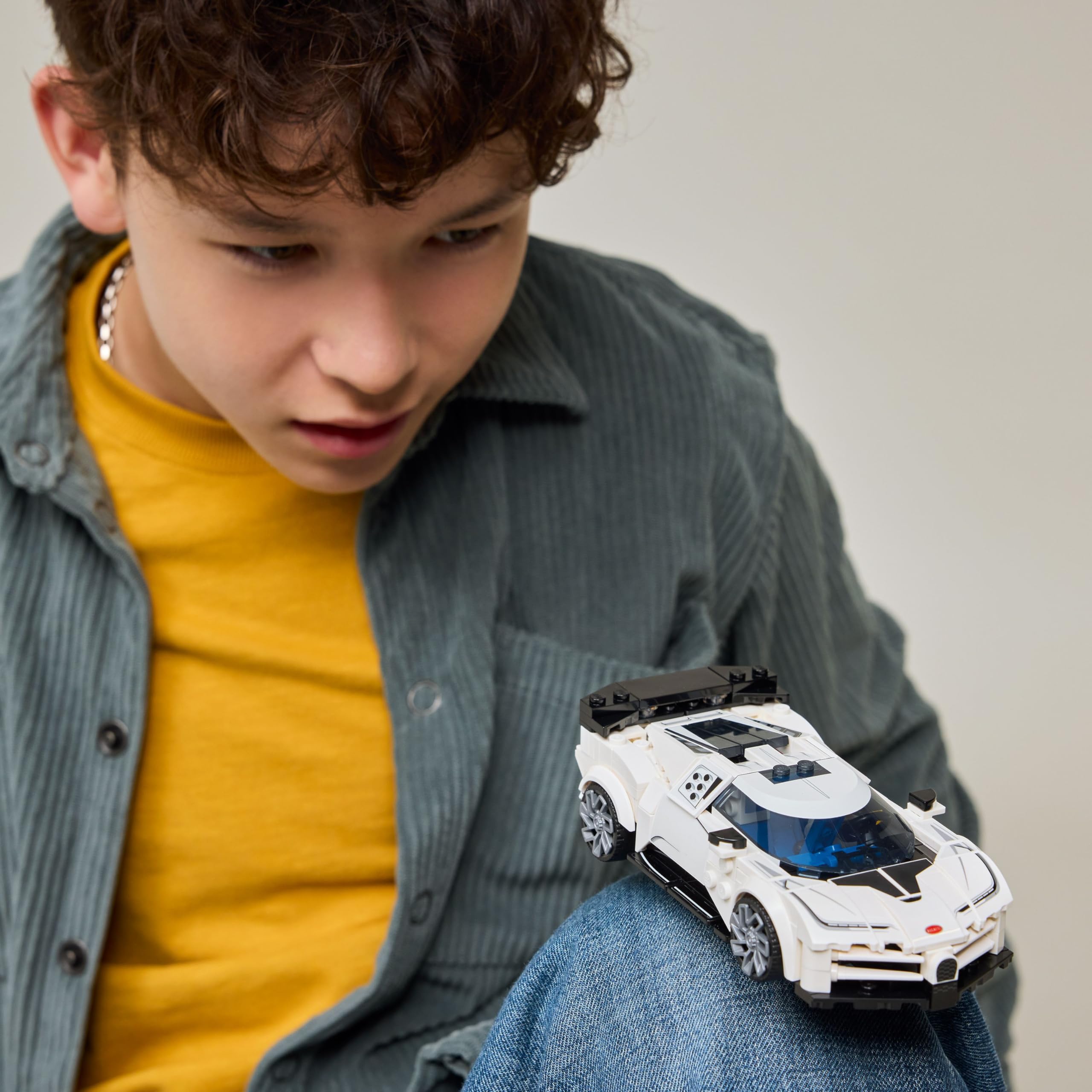 LEGO Bugatti Centodieci minifigura piloto en uso, incentiva juego de carreras