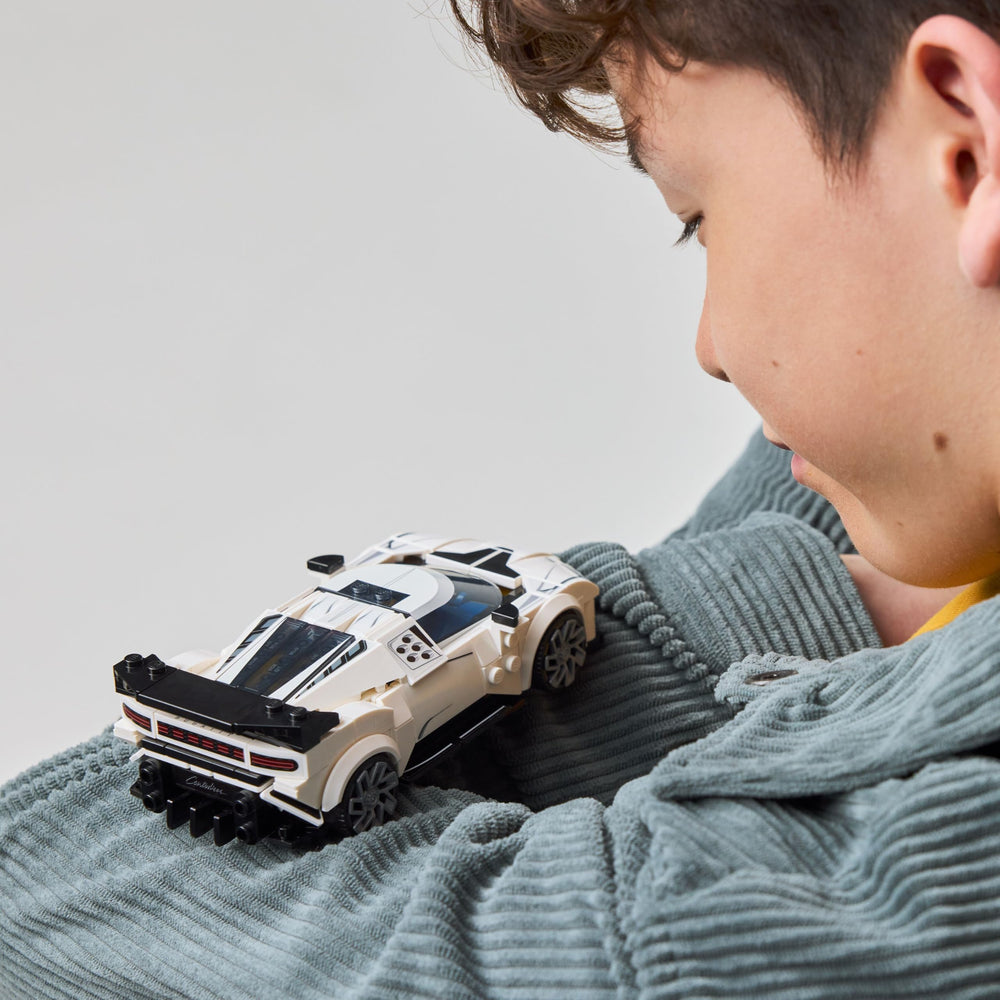 LEGO Bugatti Centodieci vista lateral ensamblado, estabilidad y líneas reales