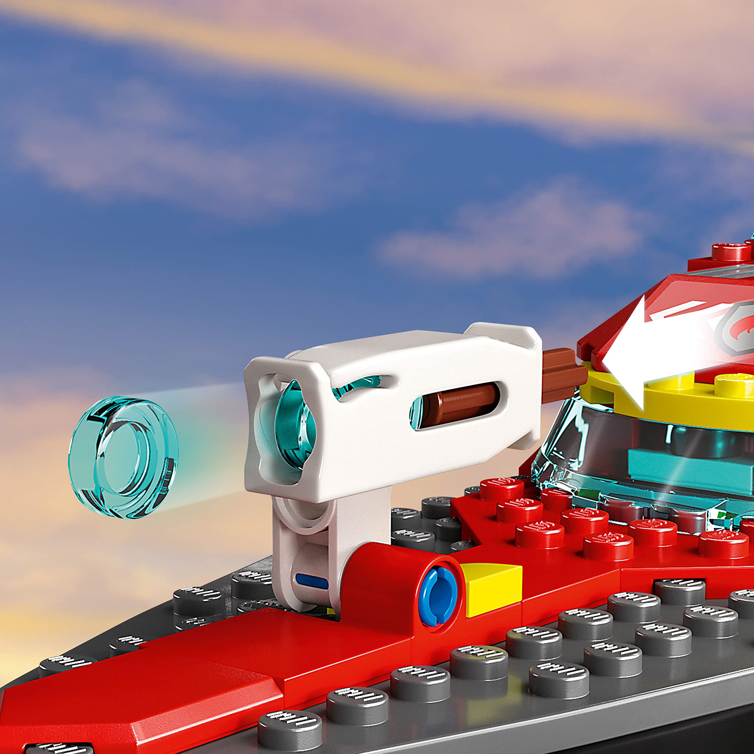 LEGO lancha en llamas flotando en agua demostrando juego acuático