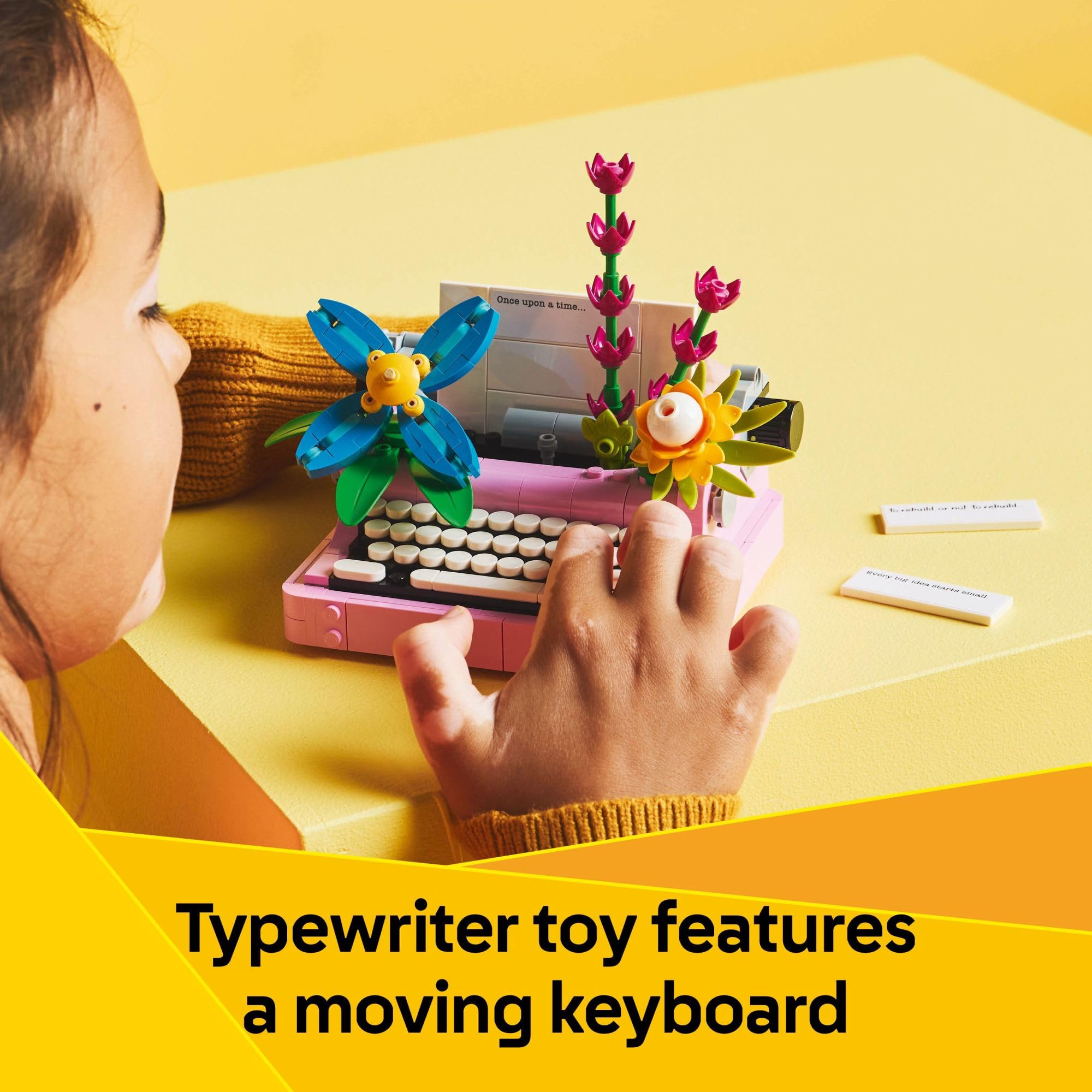 LEGO keytar montado en soporte con flores, instrumento para exhibir