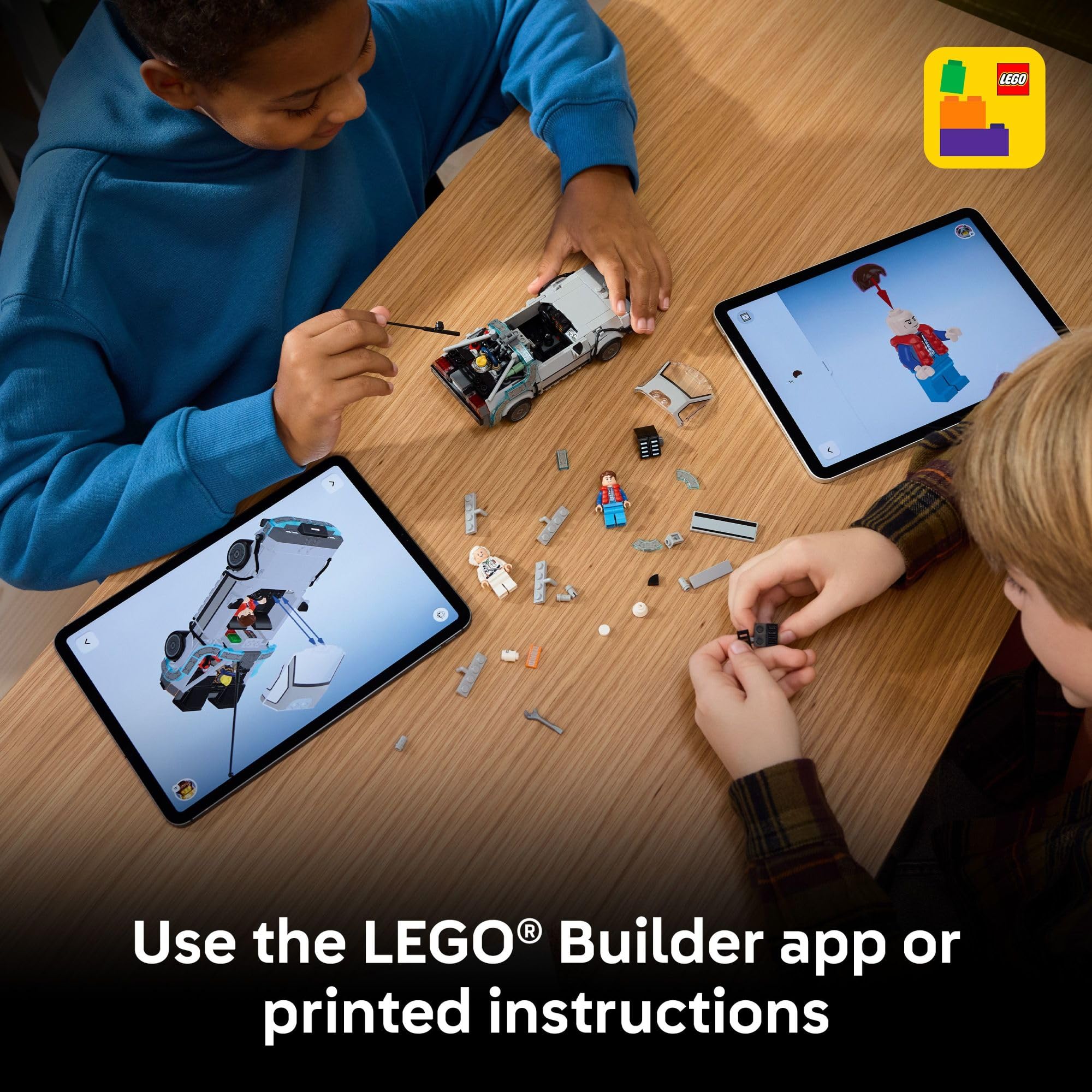 LEGO DeLorean en estantería demostrando tamaño ideal para colecciones