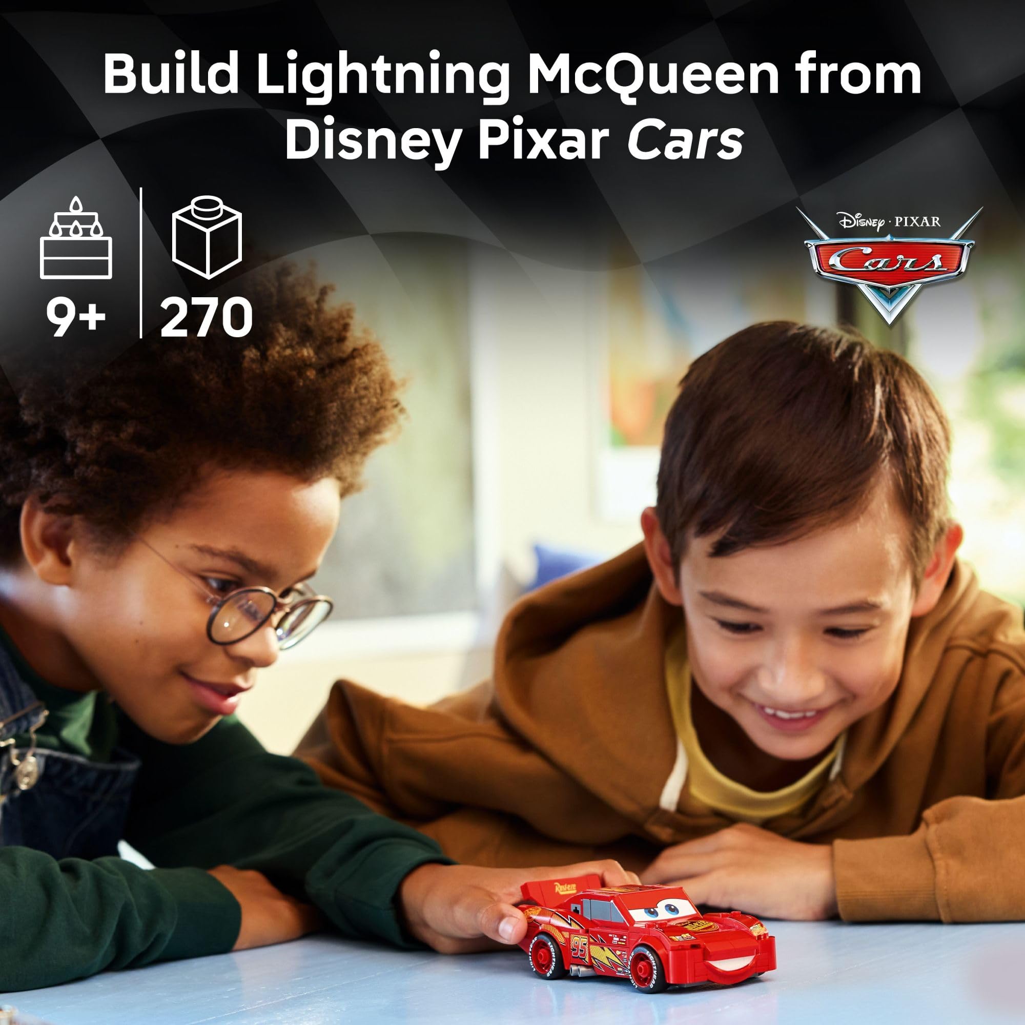 LEGO Lightning McQueen primer plano del rayo amarillo y naranja, detalle fiel