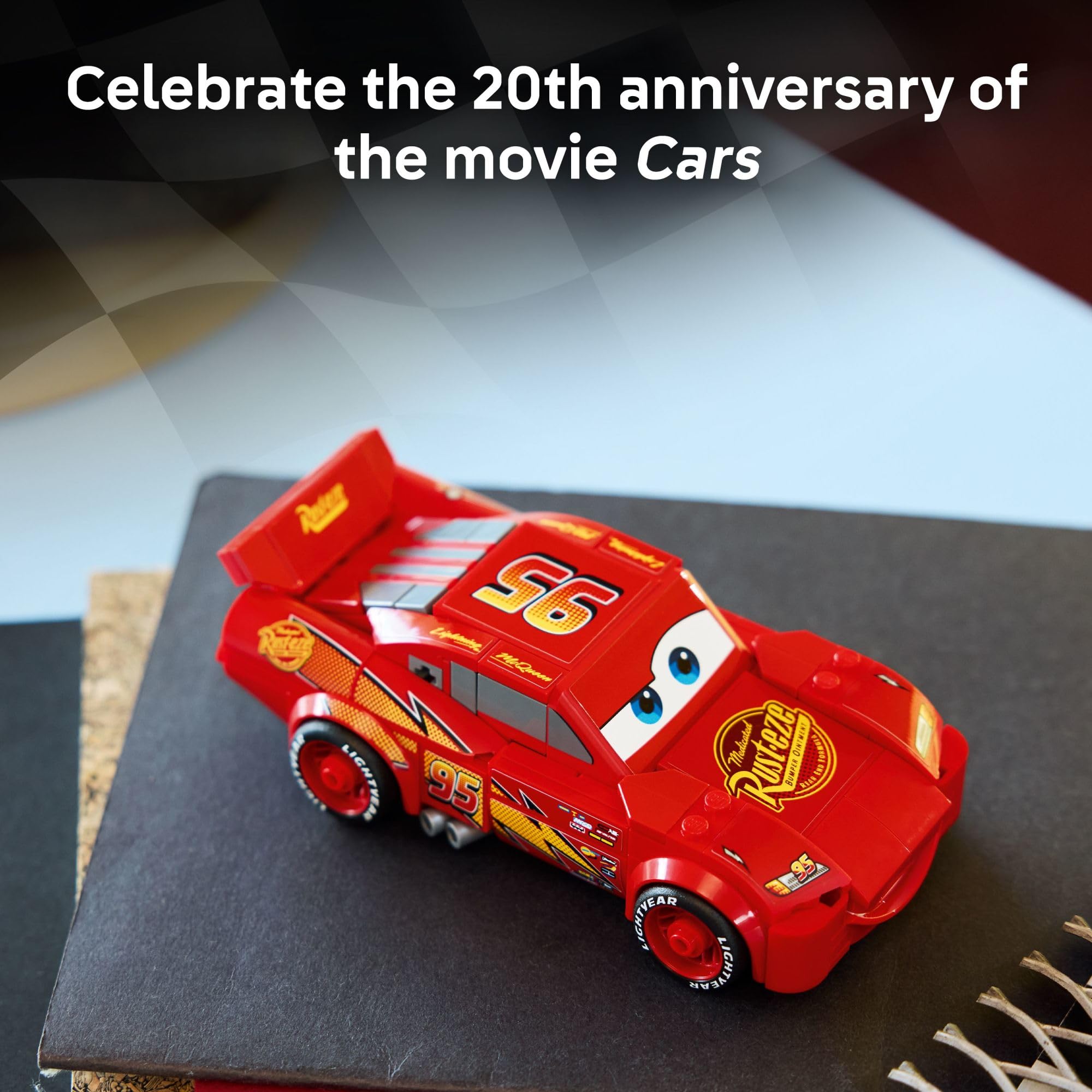 LEGO Lightning McQueen sobre estantería como pieza de exposición atractiva