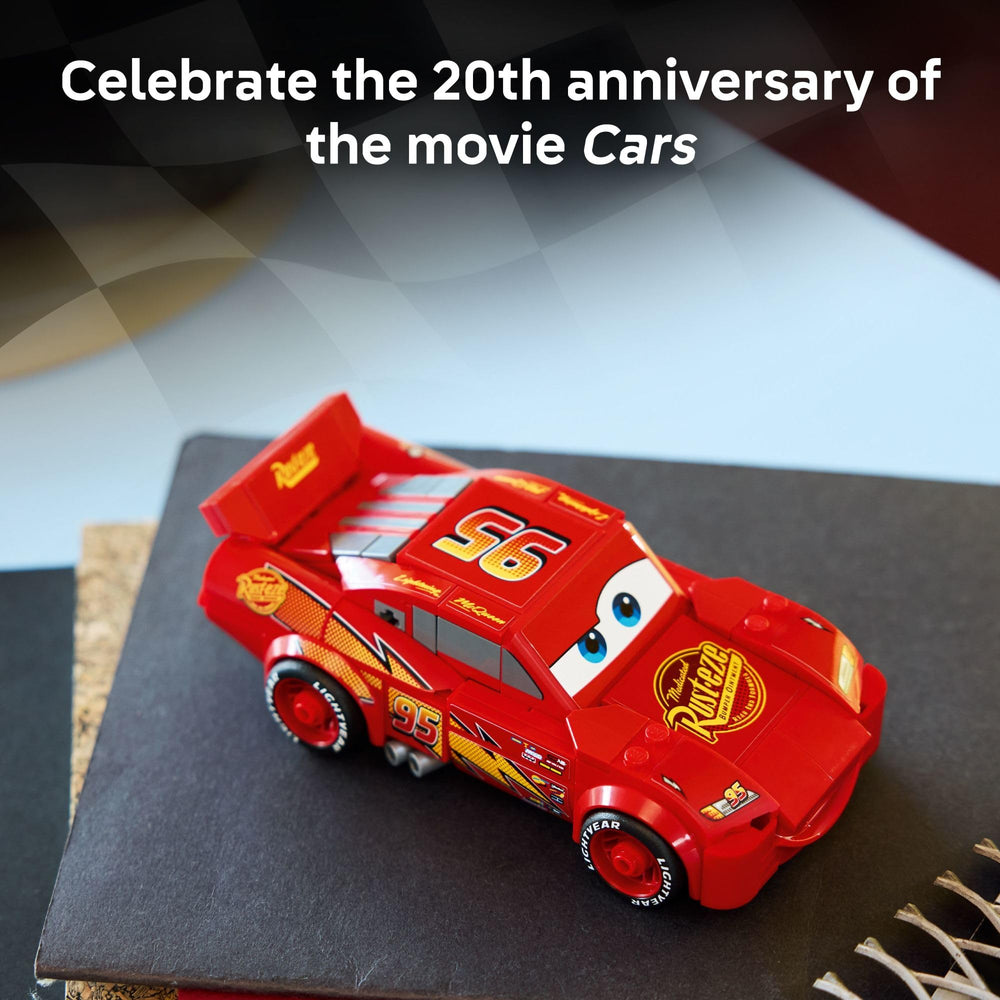 LEGO Lightning McQueen sobre estantería como pieza de exposición atractiva