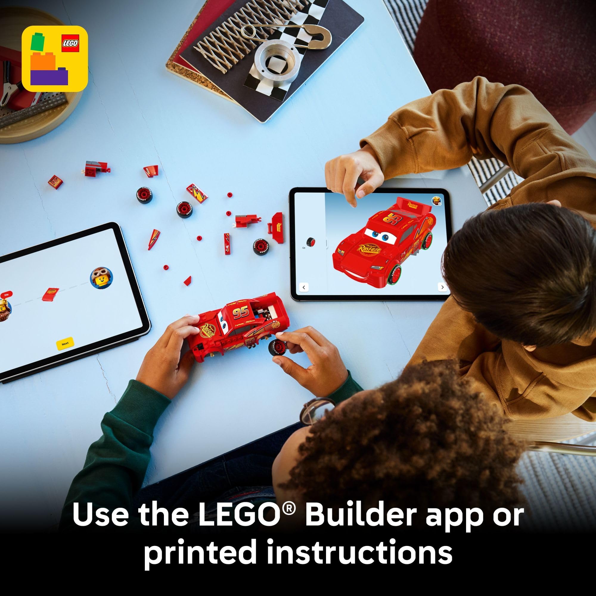 LEGO Lightning McQueen manos de niño sosteniendo el coche, diversión segura
