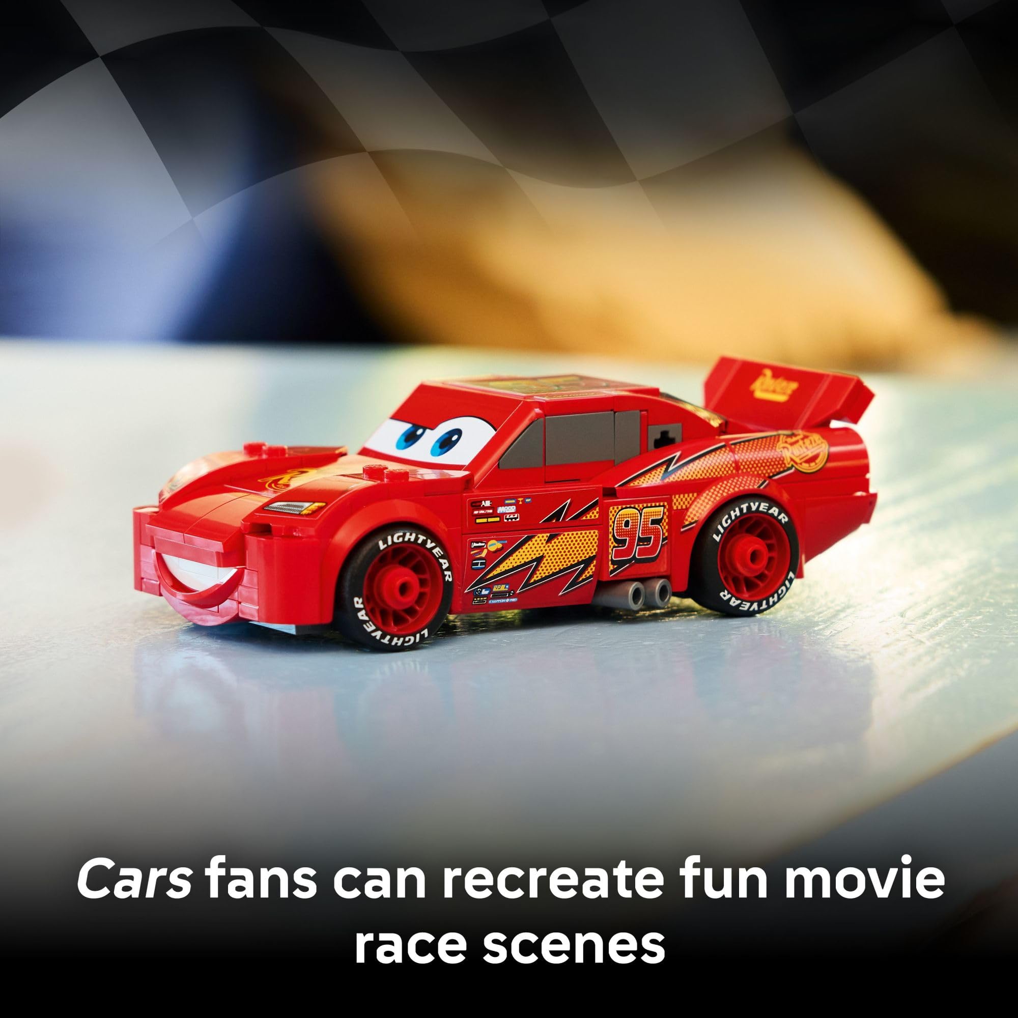 LEGO Lightning McQueen neumáticos Lightyear visibles, realismo y autenticidad