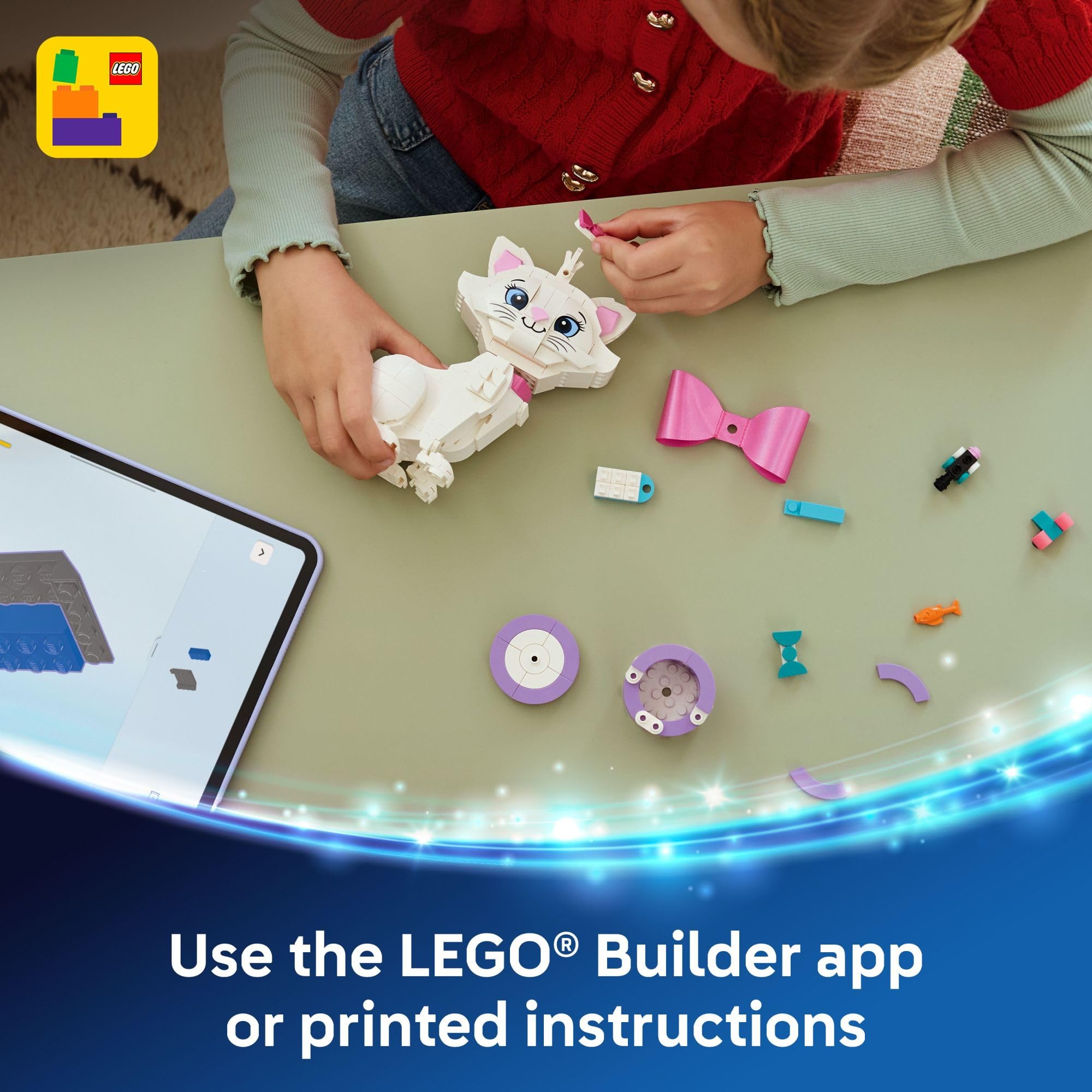 LEGO Marie en habitación infantil decorando estantería y aportando estilo Disney