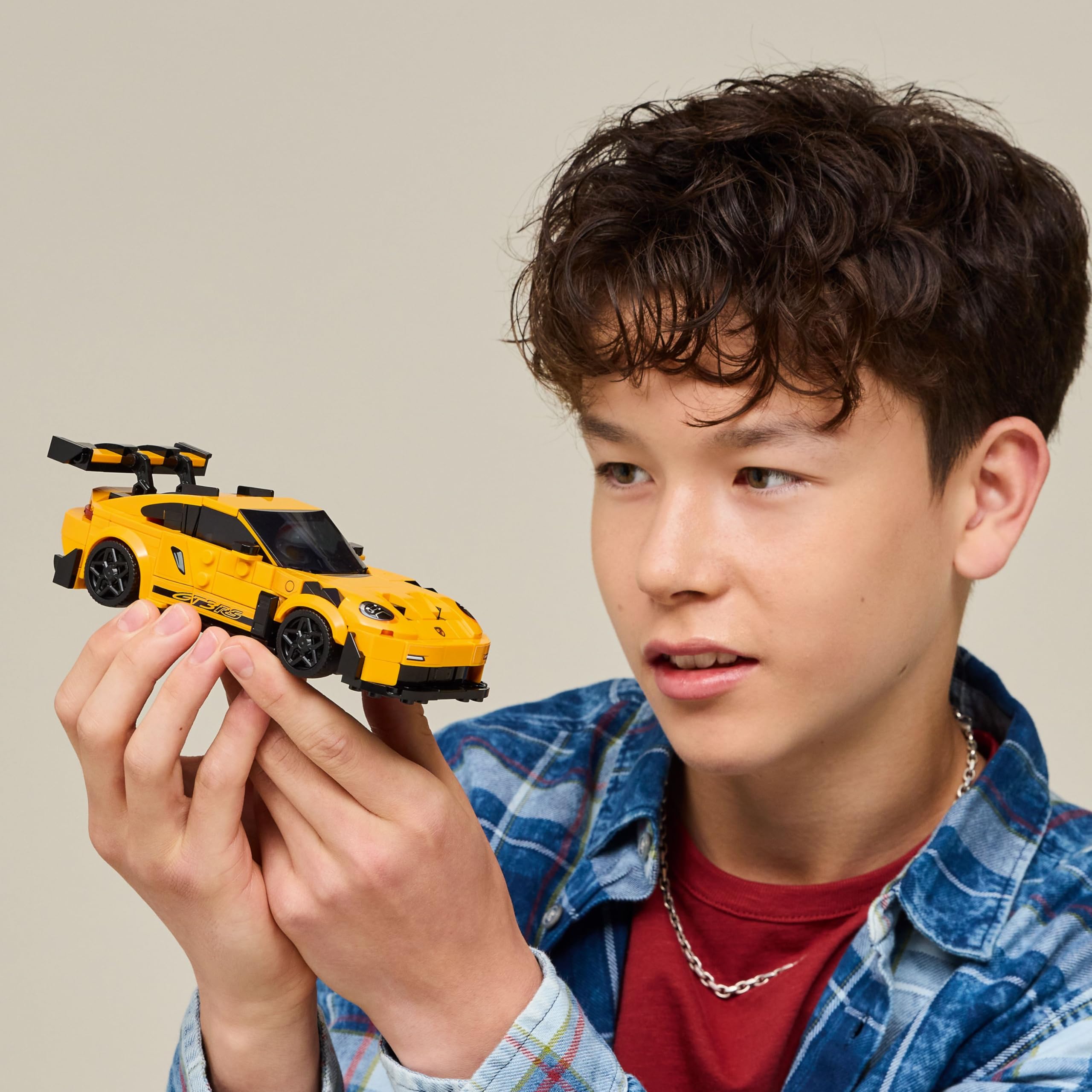 LEGO Porsche vista lateral con aleta trasera que destaca diseño