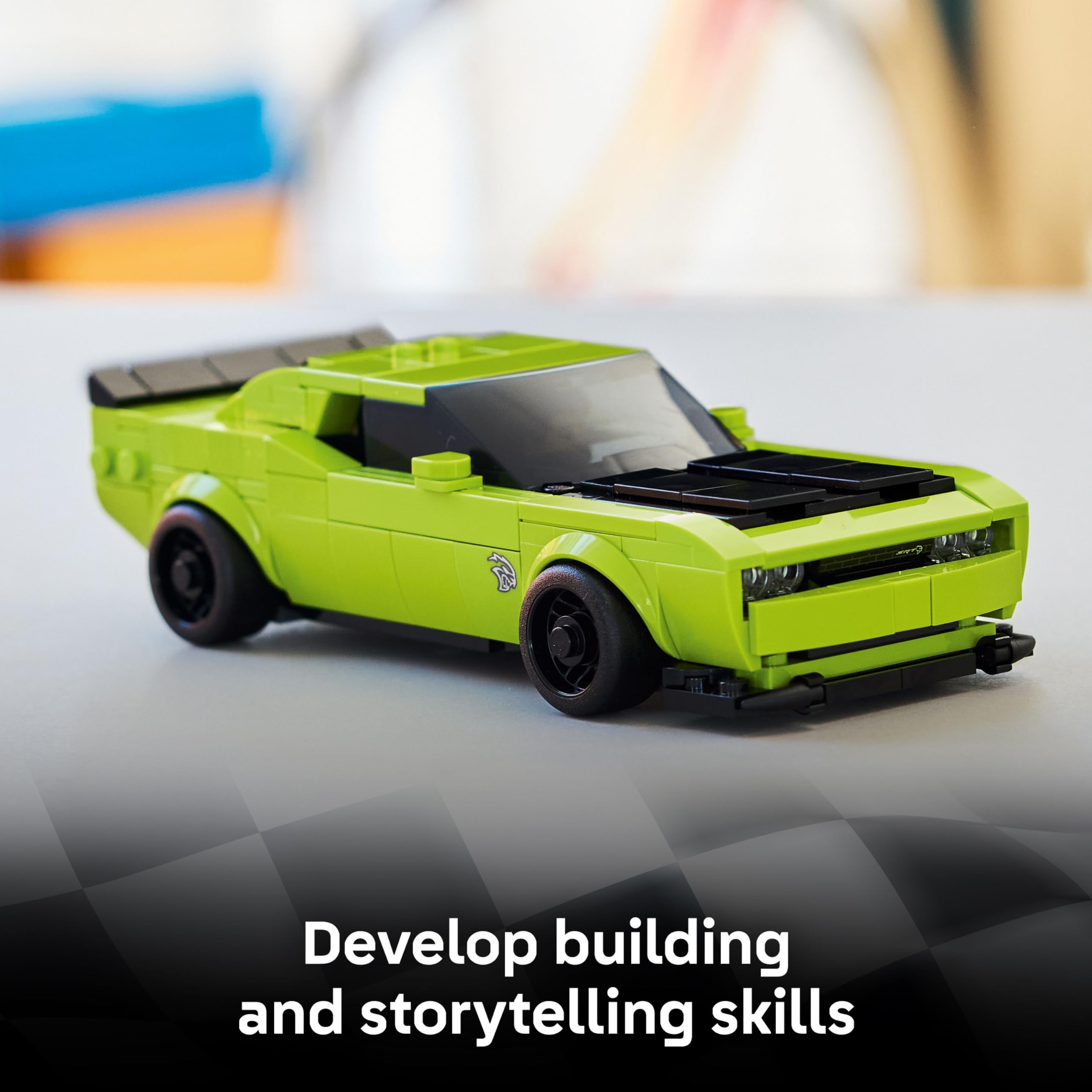 LEGO Dodge Challenger con minifigura piloto posada listo para carreras