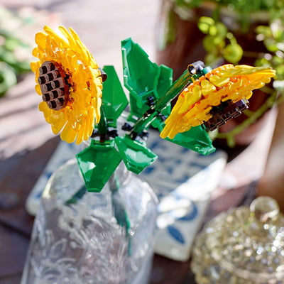 LEGO manos sosteniendo girasol para mostrar escala y altura del conjunto