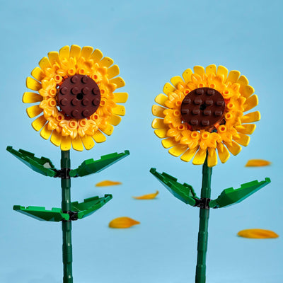 LEGO girasoles montados en jarrón como decoración de interior alegre
