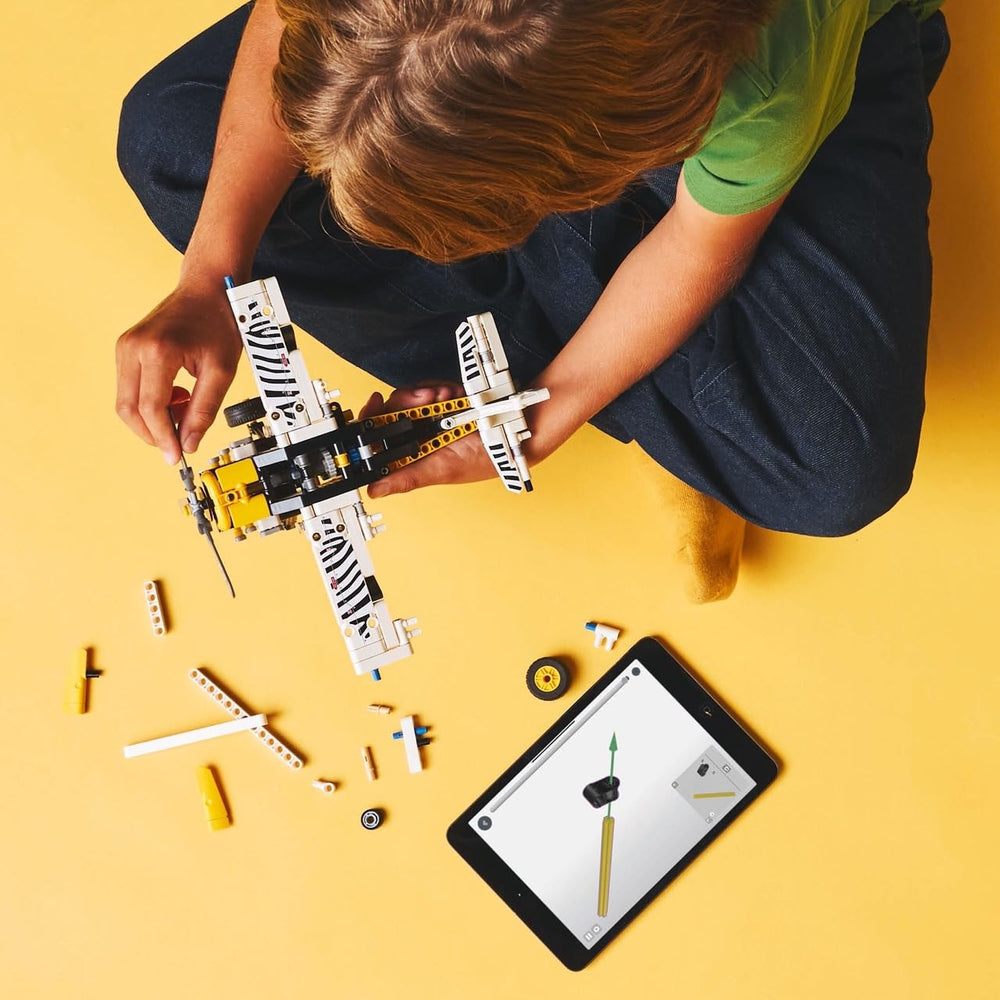LEGO Technic vista lateral mostrando las alas y alerones ajustables para maniobras