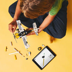 LEGO Technic vista lateral mostrando las alas y alerones ajustables para maniobras