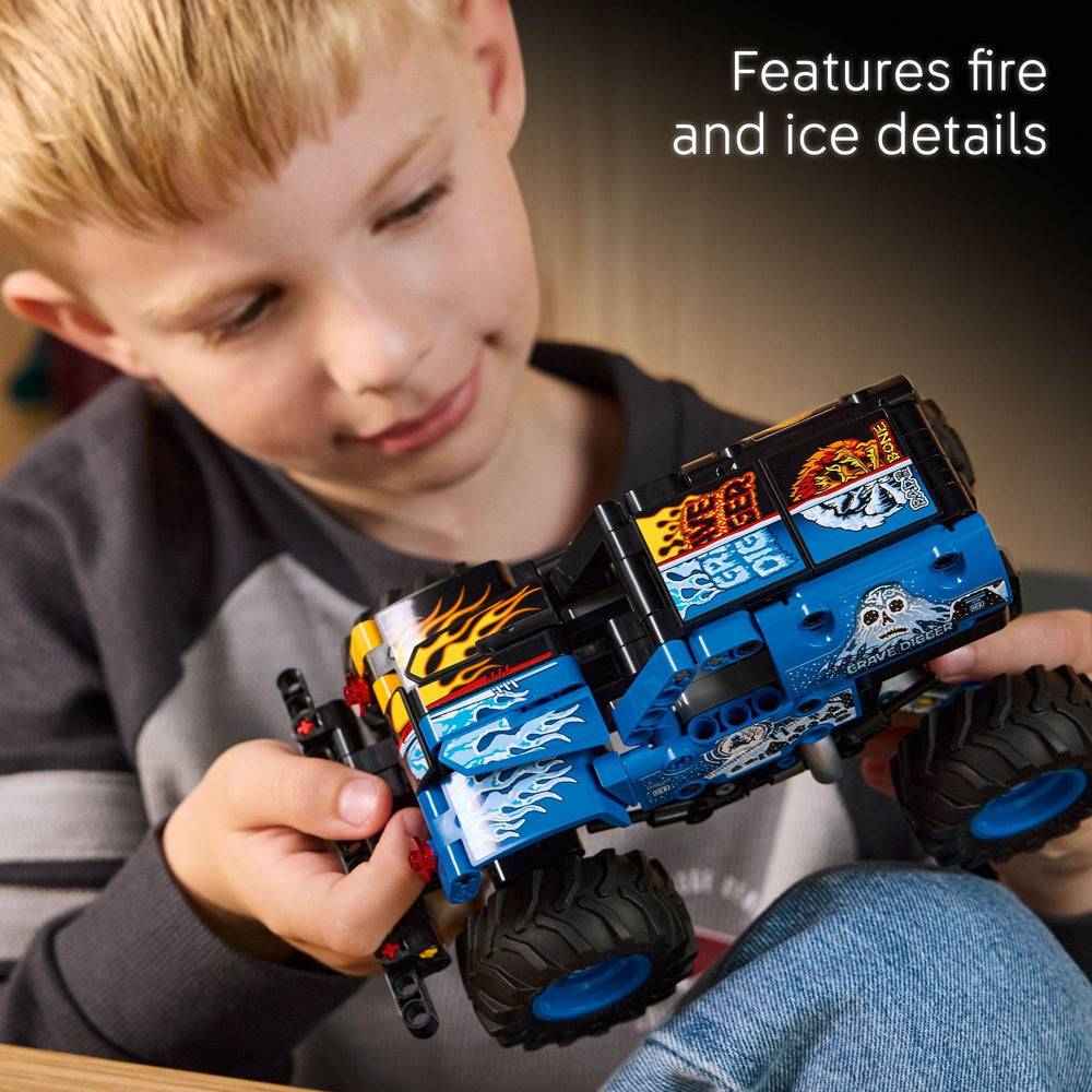 LEGO Grave Digger en pista ejecutando salto, ideal para juego acrobático