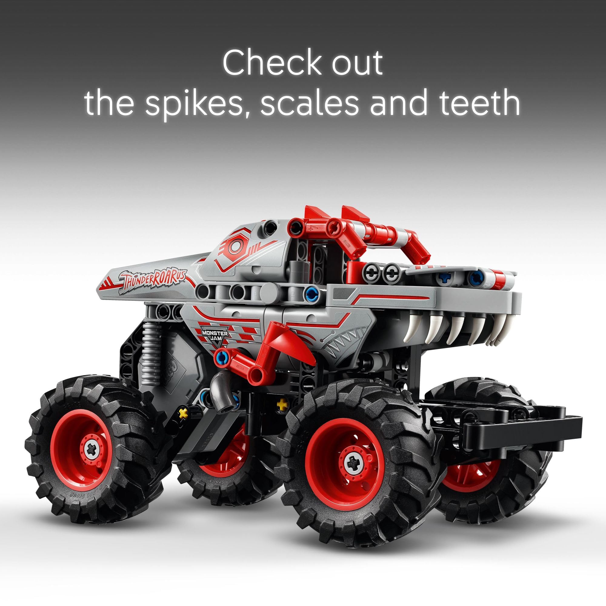 LEGO ThunderROARus comparación de tamaño con una mano para referencia práctica