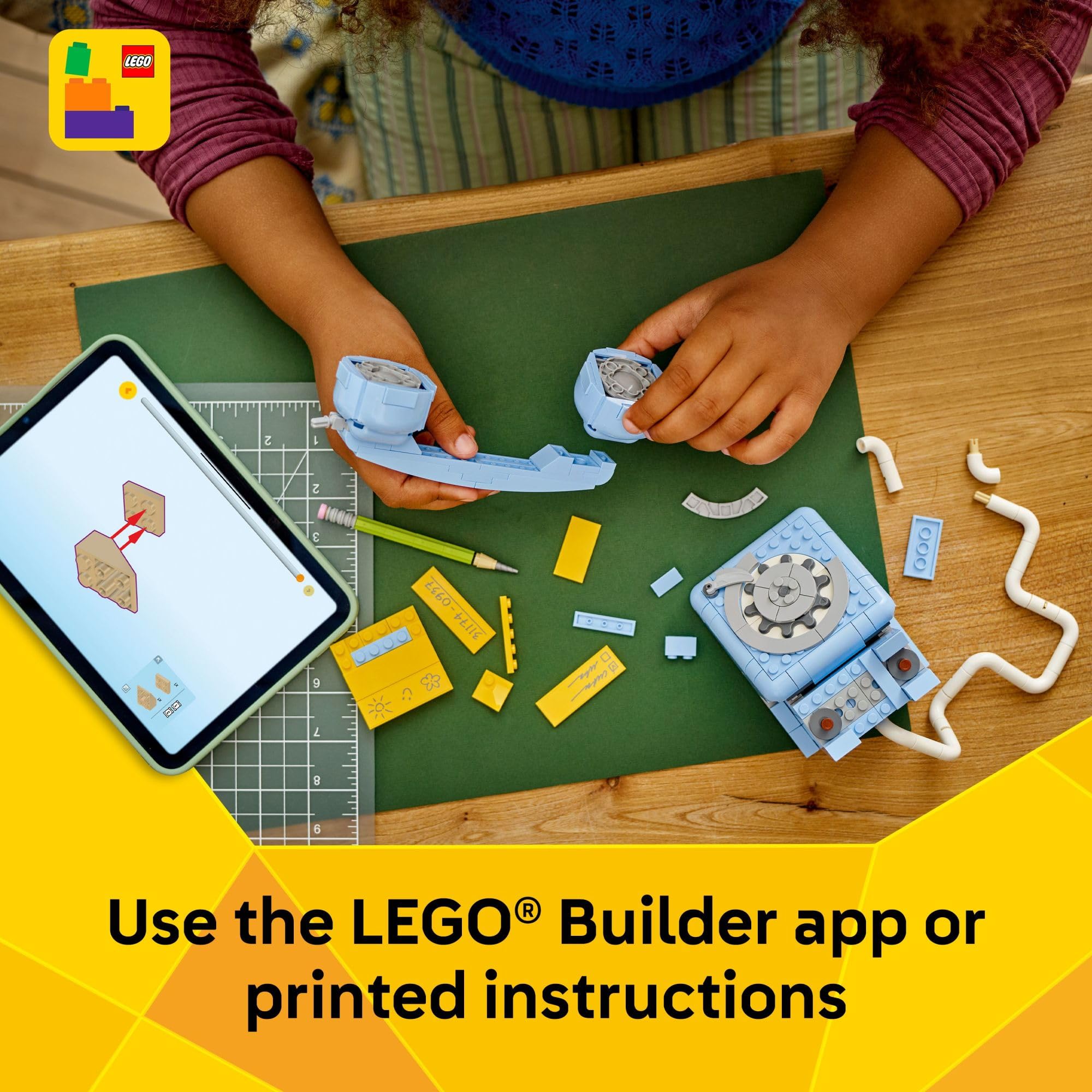 LEGO teléfono en escritorio ambientado como decoración nostálgica