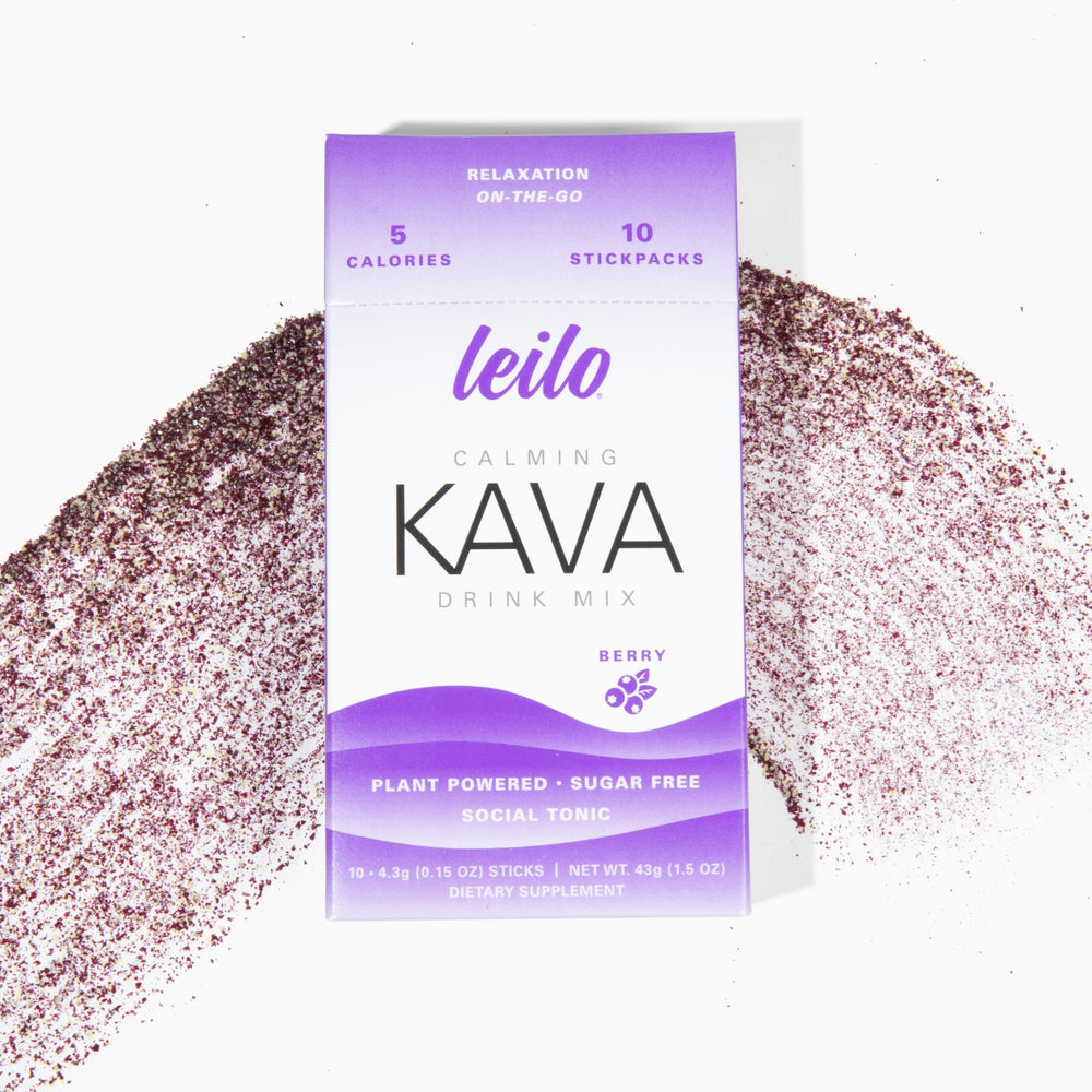 Persona relajada en terraza con Leilo Berry, alternativa social sin alcohol